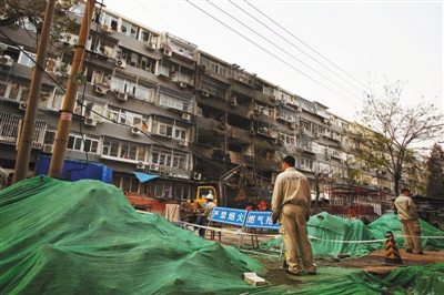 救援人員在現(xiàn)場排查。