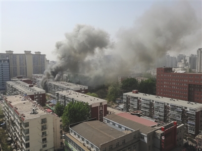 昨日，北京海淀區(qū)紅聯(lián)南村小區(qū)施工工地挖斷燃?xì)夤艿?，造成爆炸引發(fā)居民樓火災(zāi)，致1死2傷，發(fā)生爆炸起火現(xiàn)場濃煙滾滾。CICPHOTO/總匯 攝