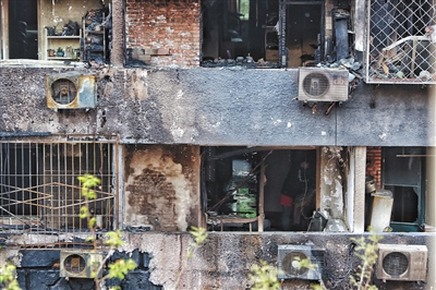 爆燃后的居民樓現(xiàn)場。