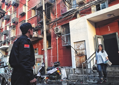 居民整理完家中的貴重物品后從居民樓走出。