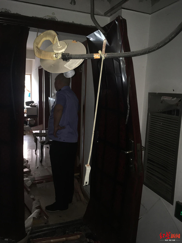 小區(qū)住戶屋內(nèi)爆炸，防盜門整體已經(jīng)彎曲