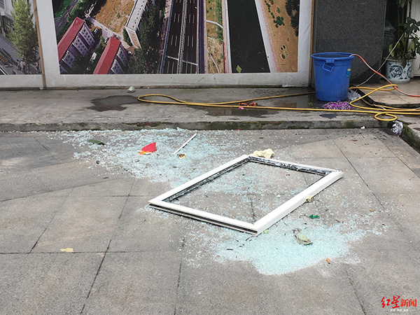 二樓窗戶被震到樓下，玻璃碎了一地