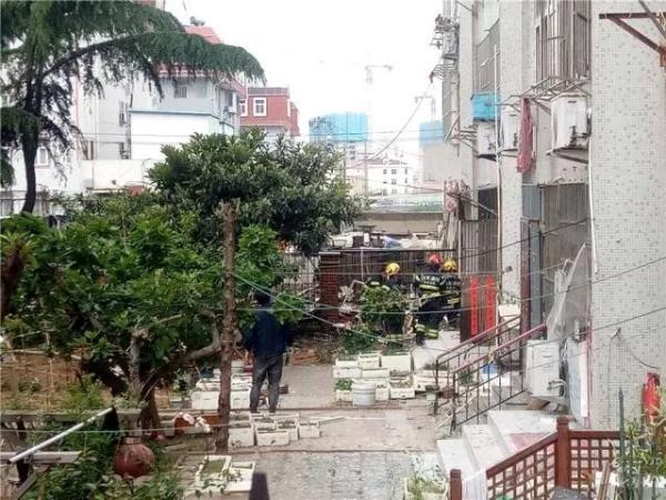 突發(fā)！青島一居民樓發(fā)生爆燃！已造1人死亡，7人受傷！3公里外有震感…
