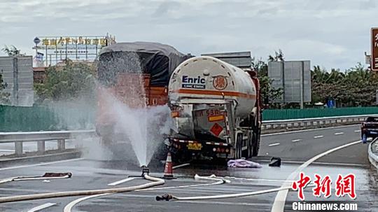 圖為處置現(xiàn)場。王蕾 攝 尹海明 攝