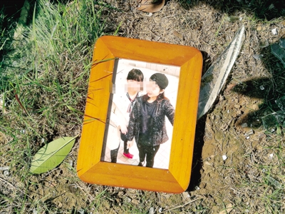 爆炸發(fā)生后，散落在外的物品